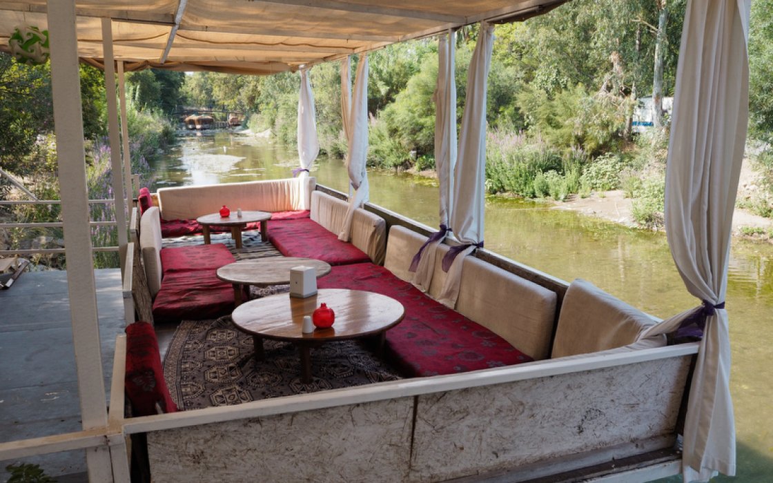 Essen auf dem Fluss in Adrasan