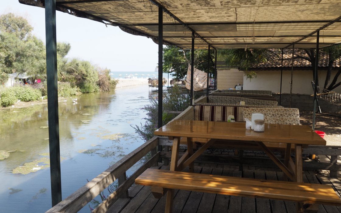 Restaurant auf den Fluss gebaut