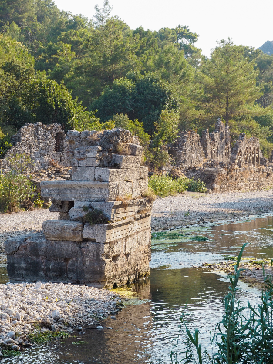 Flus durch die antike Stadt Olympos